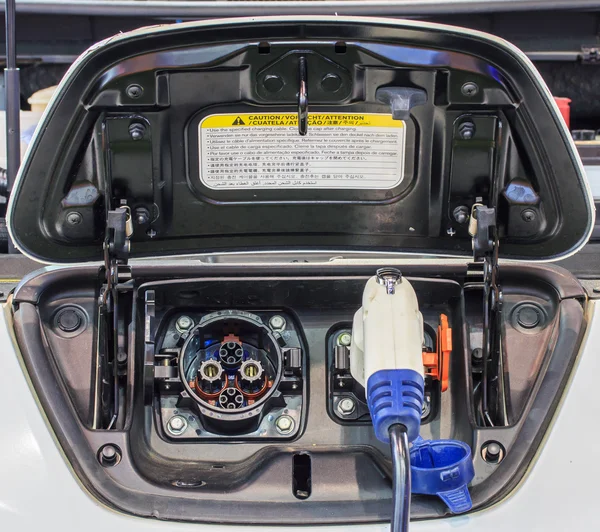 Elektrikli araba şarjı için güç kaynağı. — Stok fotoğraf