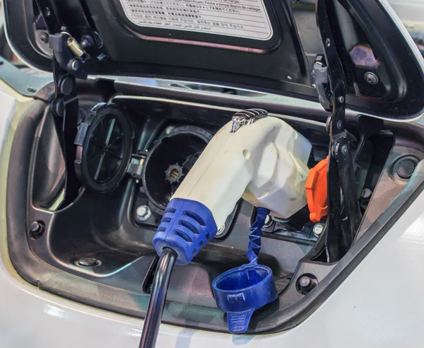 A fonte de alimentação para o carregamento de um carro elétrico — Fotografia de Stock