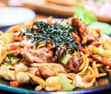 Japon kızarmış domuz salatası ile devam eder.