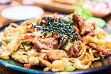 Japon kızarmış domuz salatası ile devam eder.