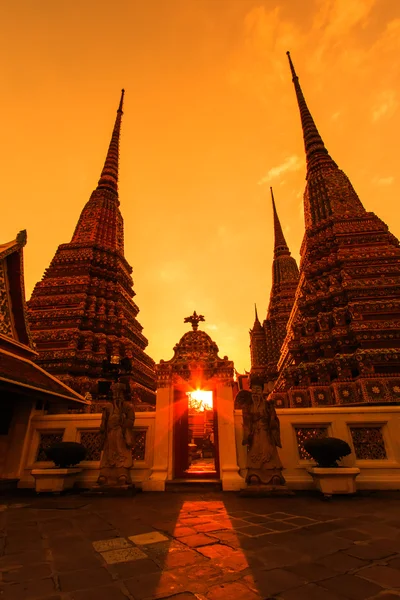 Crepúsculo del sol templo Buddhist — Foto de Stock