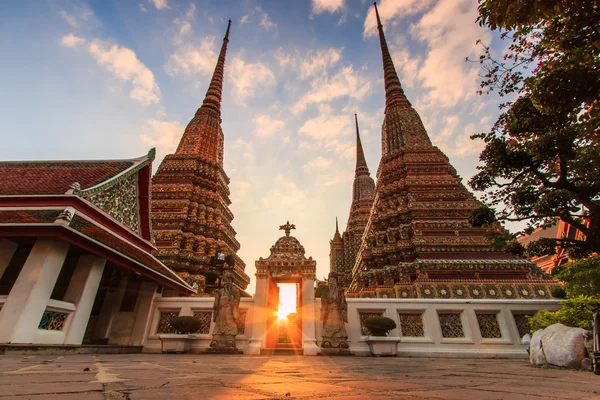 Zonsondergang twilight boeddhistische tempel — Stockfoto