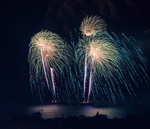 Hermosos fuegos artificiales de vacaciones coloridos — Foto de Stock