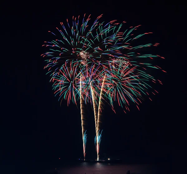 Hermosos fuegos artificiales de vacaciones coloridos —  Fotos de Stock