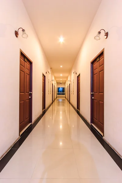 Perspektywy długi korytarz — Zdjęcie stockowe