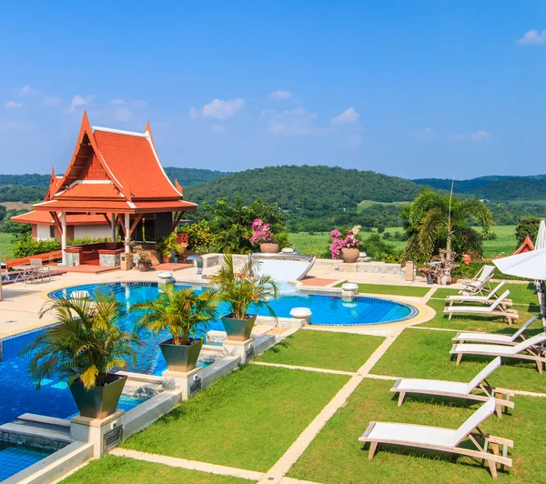 Resort moderno com piscina — Fotografia de Stock