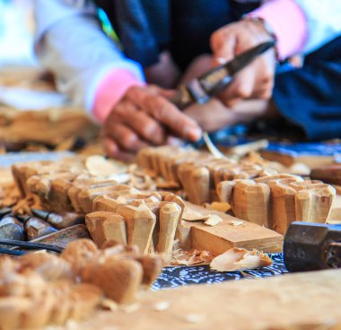 İş sanatçı ahşap heykel