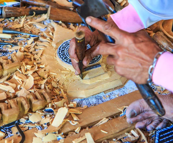 Werk van de kunstenaar op houten sculptuur — Stockfoto