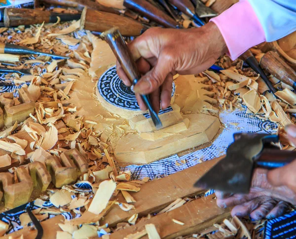 Werk van de kunstenaar op houten sculptuur — Stockfoto