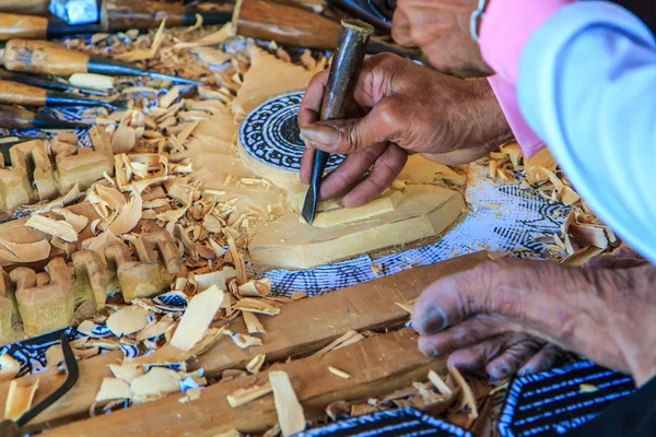 Opera d'artista su scultura in legno — Foto Stock