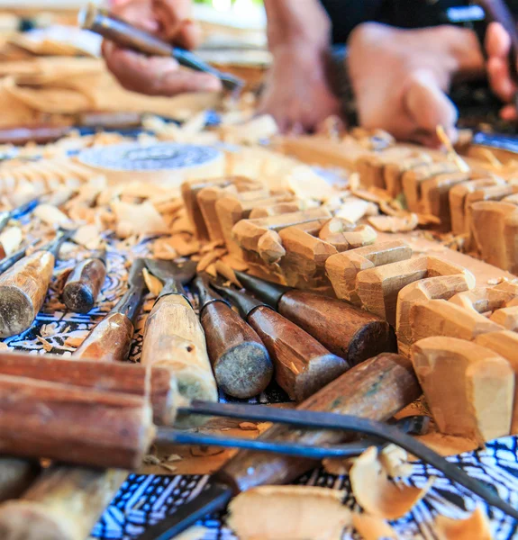 Œuvre d'artiste sur sculpture en bois — Photo