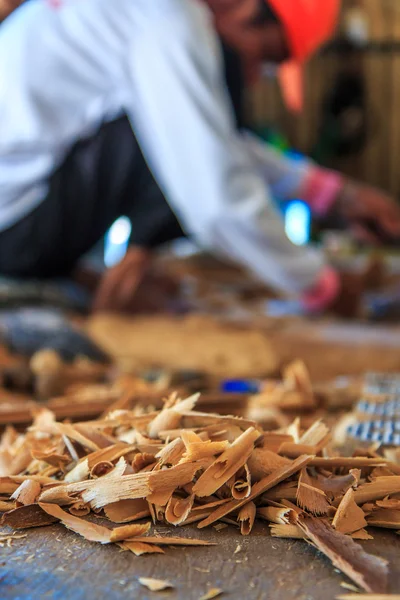 Arbeit des Künstlers an Holzskulpturen — Stockfoto