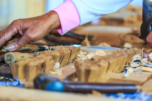 Werk van de kunstenaar op houten sculptuur — Stockfoto