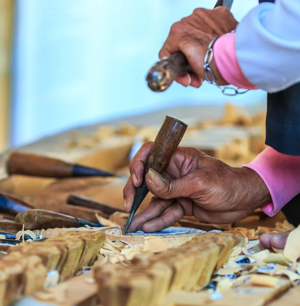 Werk van de kunstenaar op houten sculptuur — Stockfoto