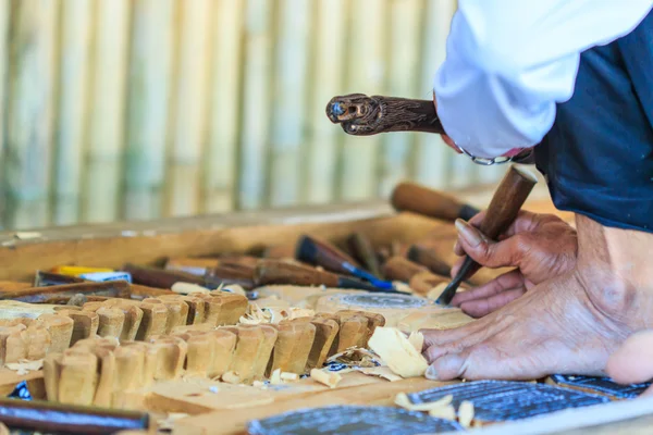 Arbeit des Künstlers an Holzskulpturen — Stockfoto