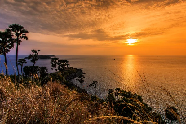 Gün batımı görünümü Promthep Cape — Stok fotoğraf