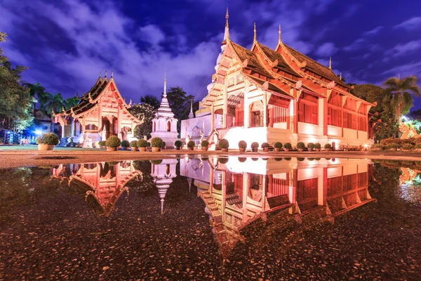 Wat Phra Sing Réflexion sur l'eau — Photo