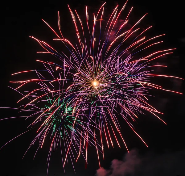 Fogos de artifício coloridos — Fotografia de Stock