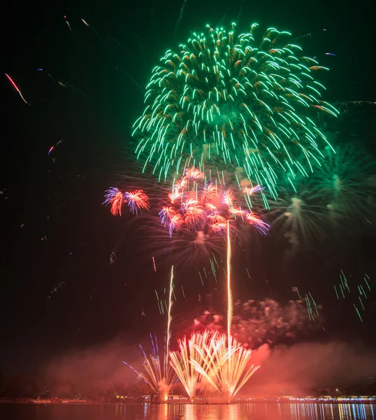 Fuegos artificiales coloridos — Foto de Stock