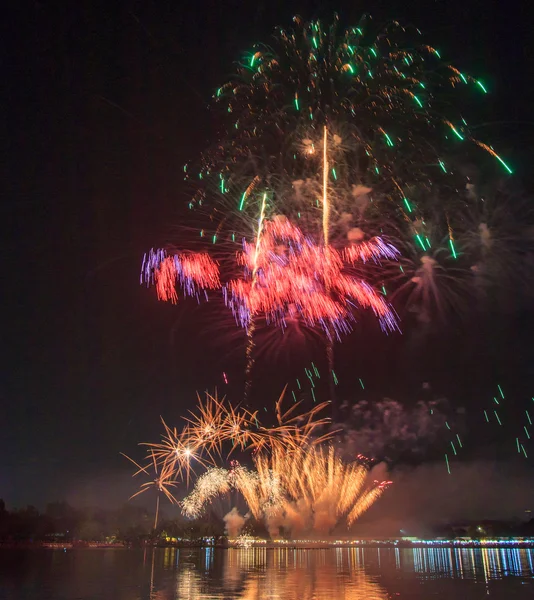 Fuegos artificiales coloridos —  Fotos de Stock