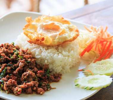 Kızarmış fesleğen koyun eti