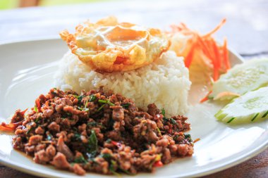 Kızarmış fesleğen koyun eti