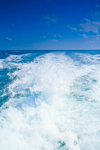 Wake caused by cruise ship. — Stock Photo, Image