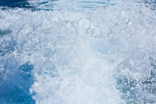 Wake caused by cruise ship. — Stock Photo, Image