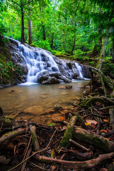 Waterval en blauw streamen ik — Stockfoto