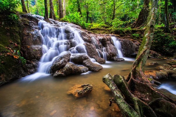 Cascada y corriente azul i — Foto de Stock