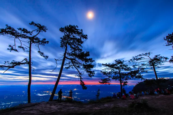 Turiştii aşteaptă răsăritul soarelui — Fotografie, imagine de stoc