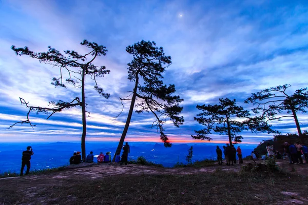 Turistas esperando el amanecer — Foto de Stock