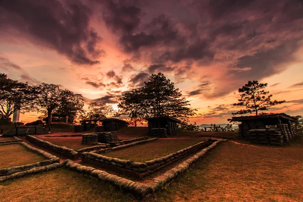 Schützengräben und Bunker im Sonnenuntergang — Stockfoto