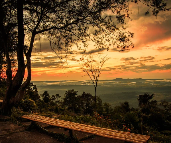 Majestätischer Sonnenuntergang in der Berglandschaft — Stockfoto