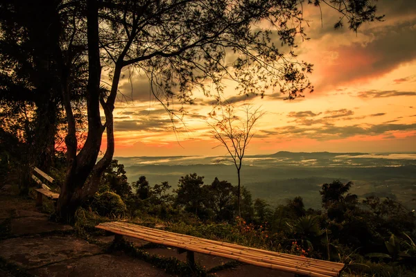 Majestueuze zonsondergang in het berglandschap — Stockfoto