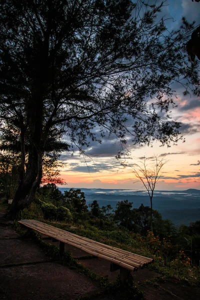 Majestätischer Sonnenuntergang in der Berglandschaft — Stockfoto