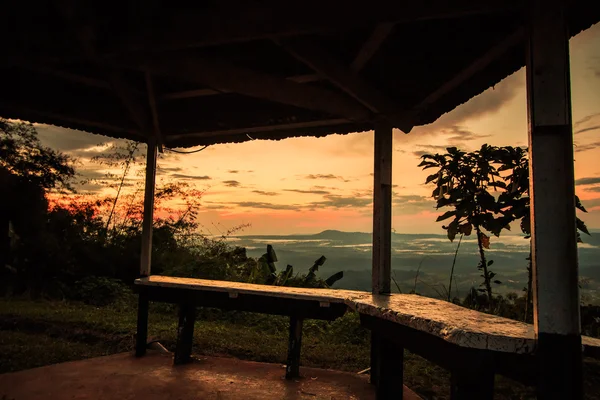 Tramonto maestoso nel paesaggio montano — Foto Stock