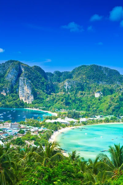 Tropische Insel mit Resorts — Stockfoto