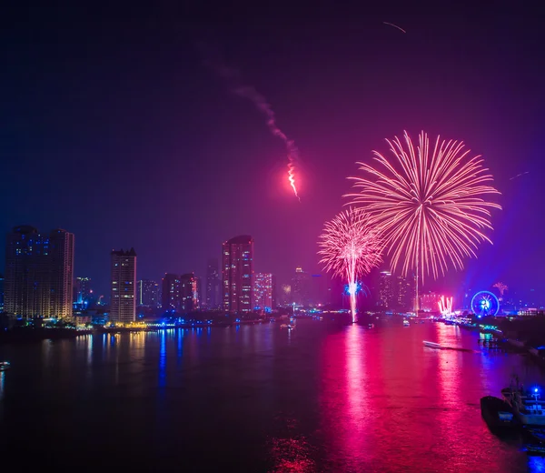 Fogos de artifício coloridos — Fotografia de Stock