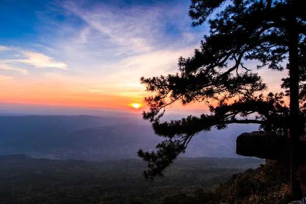 Zonsondergang in de prachtige winter aan klif in de natuur — Stockfoto