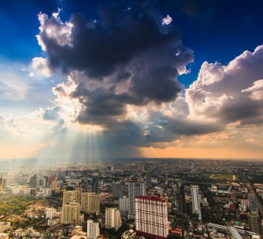 karanlık Bulutların arasından parlayan ışık ışınları