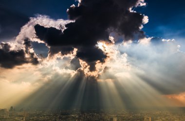 karanlık Bulutların arasından parlayan ışık ışınları