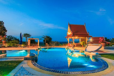 Yüzme Havuzu ile modern tesisi