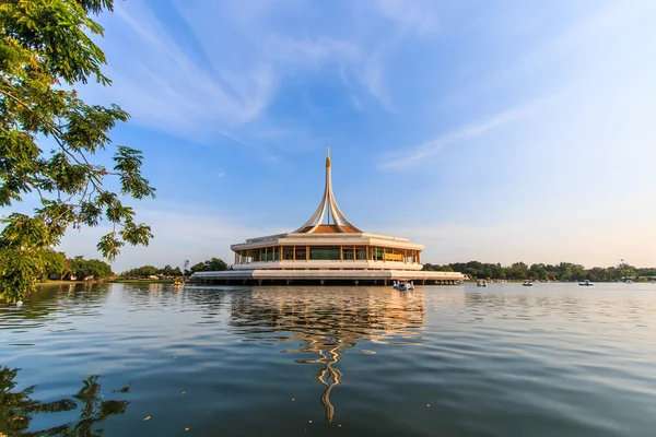 公共の公園のモニュメント — ストック写真