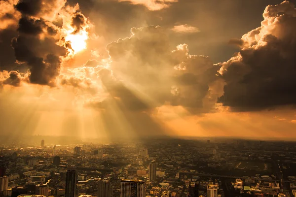 karanlık Bulutların arasından parlayan ışık ışınları