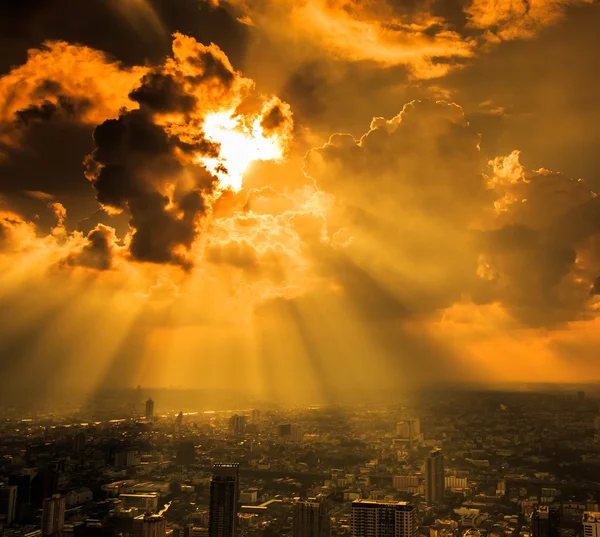 Karanlık Bulutların arasından parlayan ışık ışınları — Stok fotoğraf