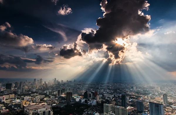 Stralen van licht schijnt door donkere wolken — Stockfoto