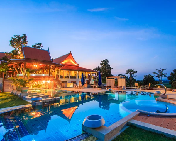 Yüzme Havuzu ile modern tesisi