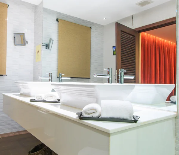 Luxe moderne badkamer met bad en toilet — Stockfoto