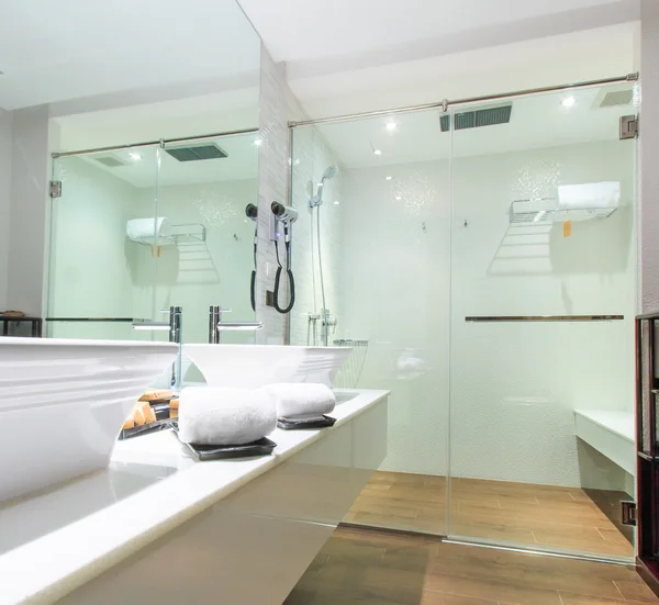 Suite moderne de luxe avec baignoire et wc — Photo